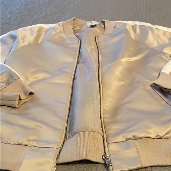 Like new Forever 21 bomber jacket size M - Picture 2 of 7
